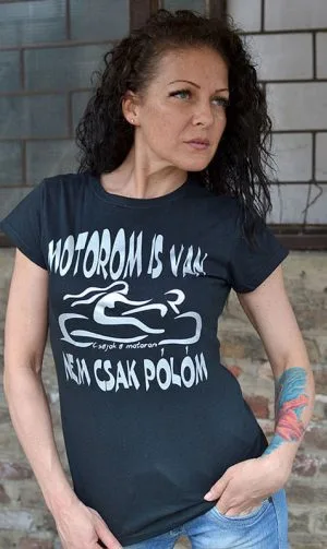 Motorom is van... fekete Csajok a motoron póló