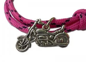 Rózsaszín paracord karkötő chopper fityegővel