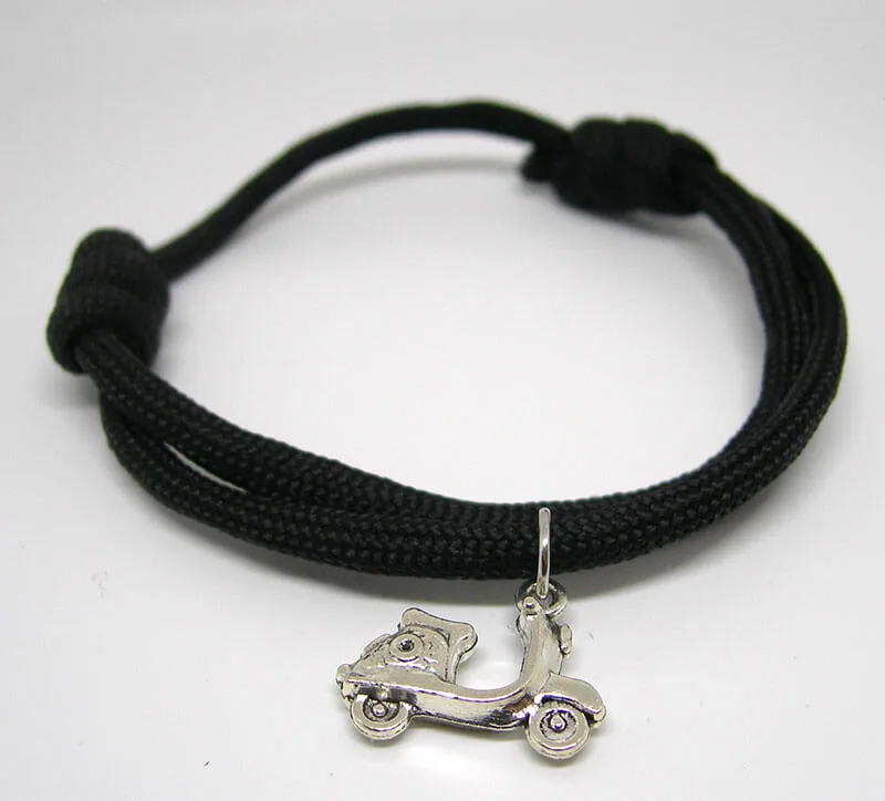 Csajok a motoron fekete robogós paracord karkötő