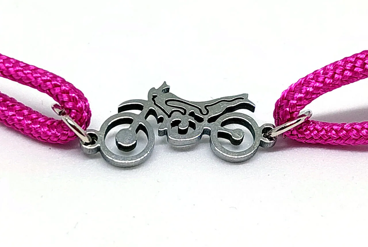 Rózsaszín micro-paracord karkötő motoros medállal 1 Rózsaszín micro-paracord karkötő motoros medállal