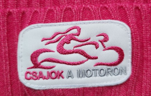 Rózsaszín bordás kötött sapka hímzett cajok a motoron logóval