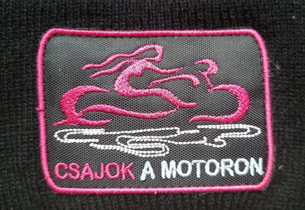 Fekete bojtos sapka hímzett Csajok a motoron logó